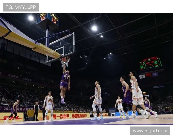 2016年CBA精彩对决上海队迎战北京队激烈角逐引发球迷热情